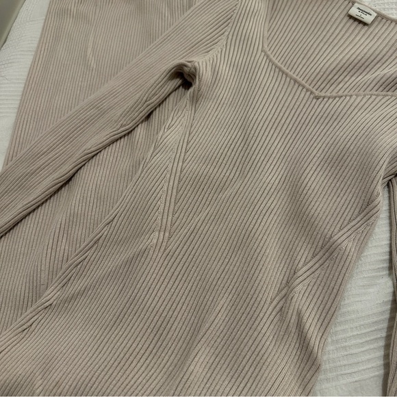 Abercrombie & Fitch Ribbed Long Sleeve Knit Maxi Sweater Dress. Ivory/Taupe. - Picture 5 of 6